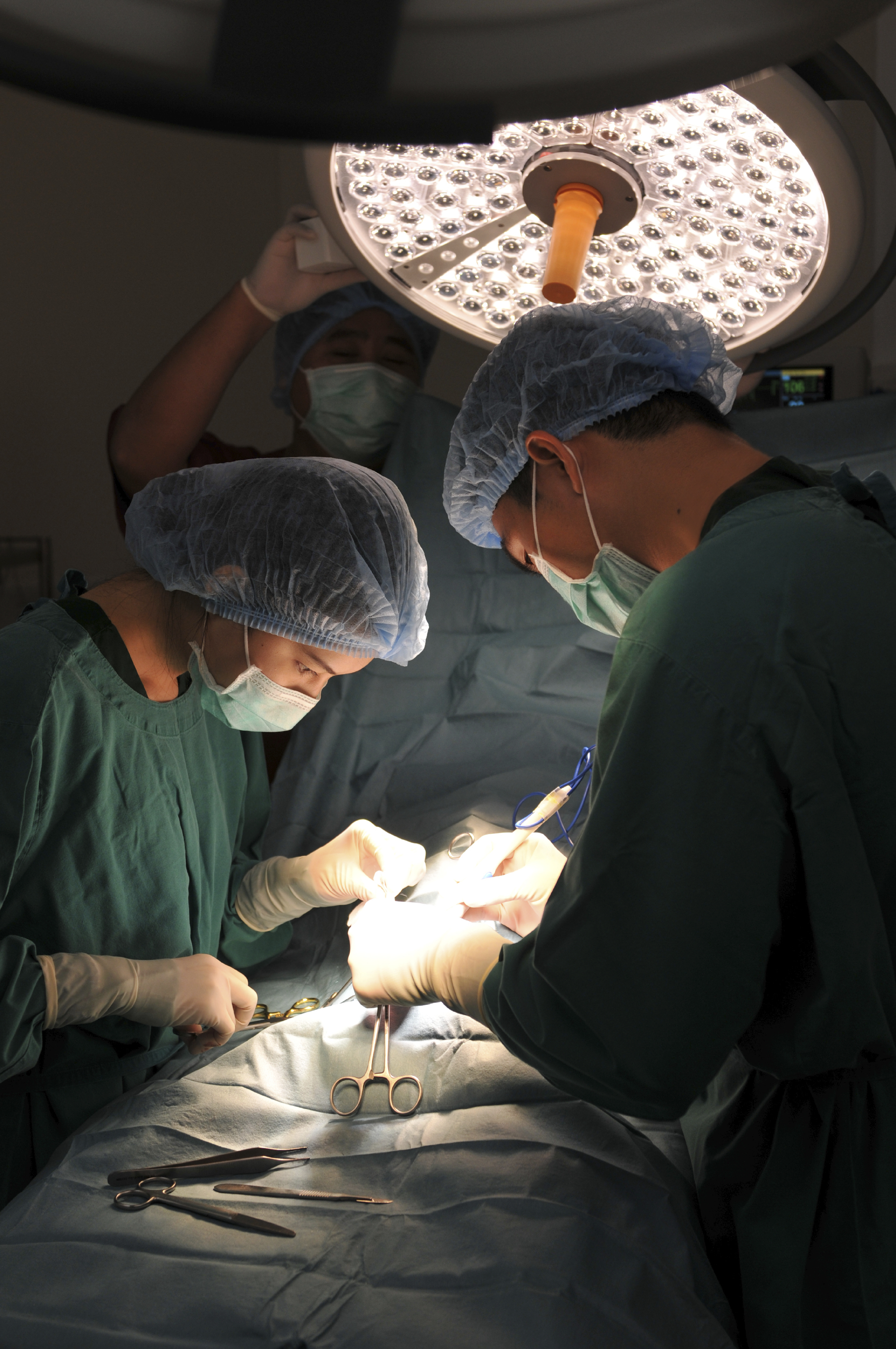 человек работает хирургом